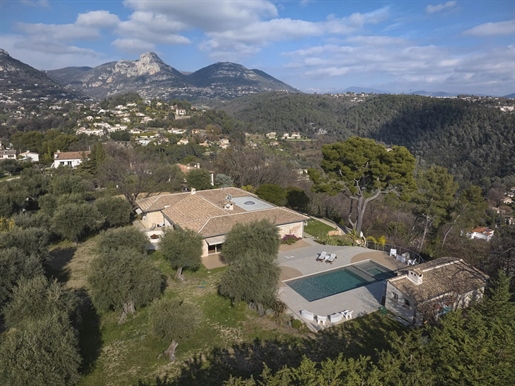 Set on a large, flat plot in a dominant, quiet position, this delightful single-storey Provencal vil