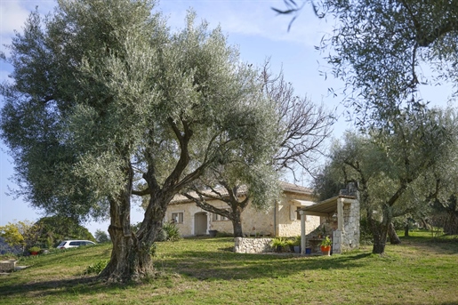 Set on a large, flat plot in a dominant, quiet position, this delightful single-storey Provencal vil