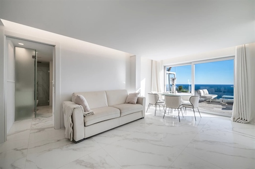 Just a stone& 039 s throw from Monaco, in a luxury residence with swimming pool, this superb modern