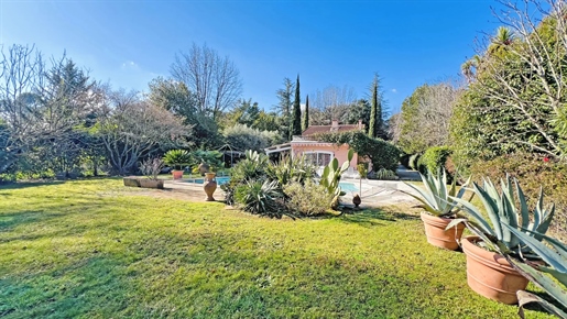 In a quiet location, beautiful Provencal villa with approx. 210 m2 living space (approx. 300 m2 tota