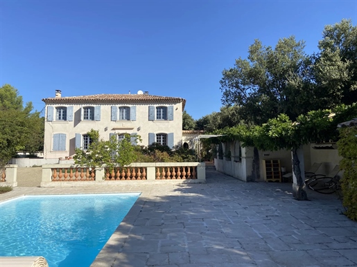 Dit huis in Provençaalse bastide-stijl ligt op een ideale locatie en biedt gemakkelijke toegang tot