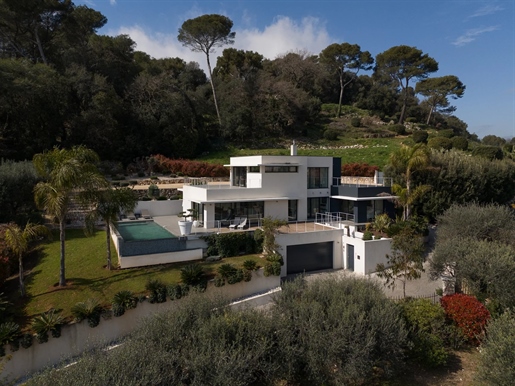 Moderne villa van 167 m2 op een dominante positie met uitzicht op het dorp Biot en dicht bij alle am