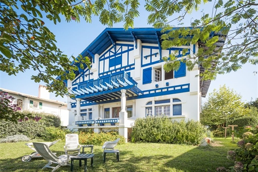 Art deco villa on the golf course

On the front line facing the Golf of Biarritz with dire