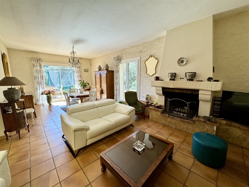 Nestling among cork oaks and Mediterranean vegetation, this traditional Provencal-style house will s