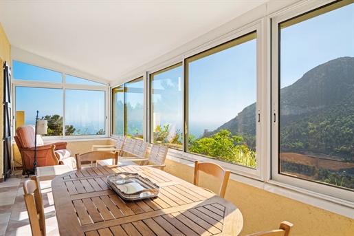 Dans le quartier tranquille de Roquebrune Cap Martin, cette spacieuse villa s’étend sur 212 m2, exp