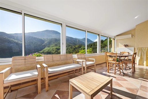In der ruhigen Gegend von Roquebrune Cap Martin erstreckt sich diese geräumige Villa über 212 m2 un