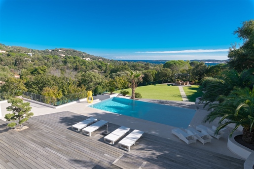 Located in the heart of a prestigious estate and close to the renowned Beauvallon Golf Club, luxury