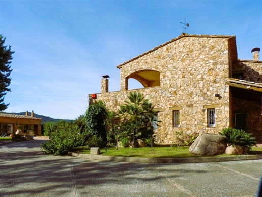 Villa rustique en pierre située à Mas Artigues, construite avec toutes sortes de détails, au milieu
