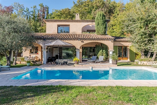 Co-Exclusivity - Lots of charm and character for this Provencal villa of more than 330 m2, in absolu