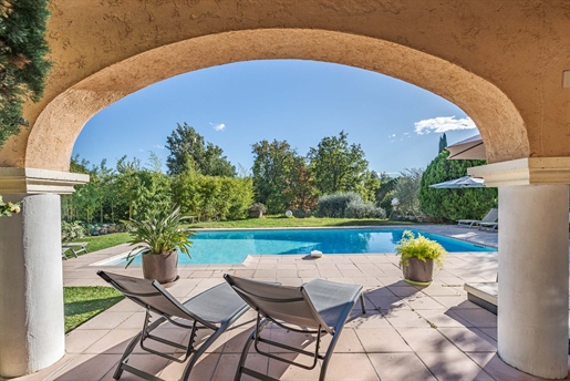 Co-Exclusivity - Lots of charm and character for this Provencal villa of more than 330 m2, in absolu
