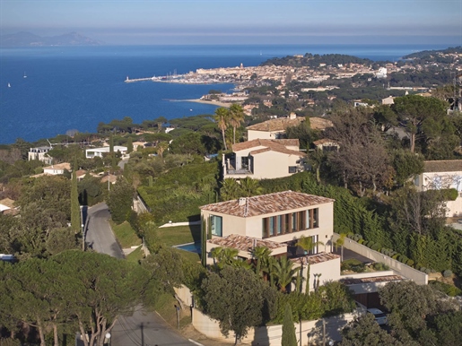 Discover this remarkable 230 m2 villa, located on a beautiful 1318 m2 plot. 

With its 6 b