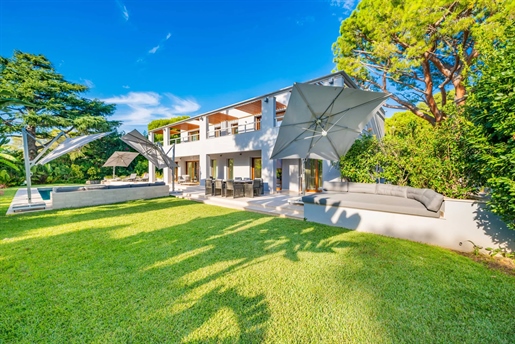 Fully refurbished, prestigious villa, located in a very quiet residential area of Cap-Ferrat, just a