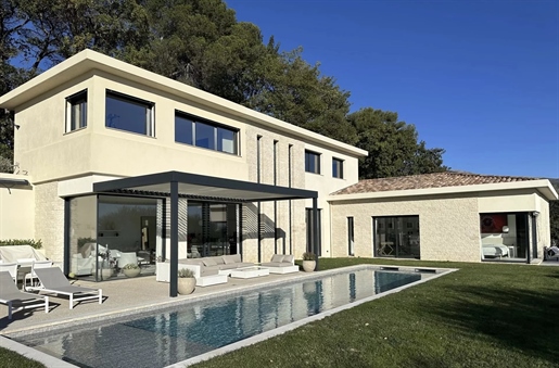 Superb contemporary villa with high quality appointments and a view to the sea totaling 340 m2 on 3