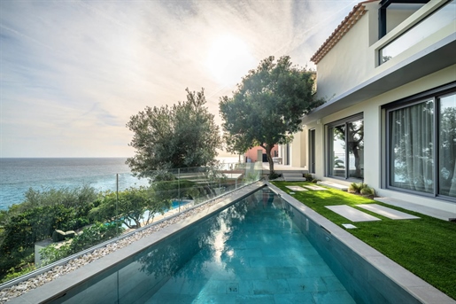 Luxurious villa, situated in Roquebrune Cap Martin, on the front line facing the sea, completely ren