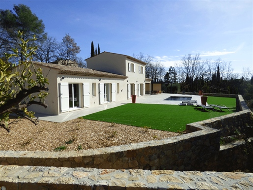 Set in fully enclosed and landscaped grounds of 2653 m2, with a few vines, this recently built house
