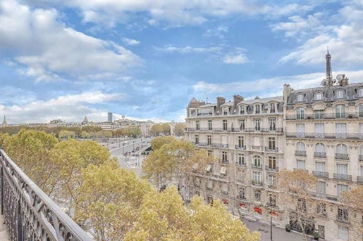 Paris 8th, Pont de l& 039 Alma : luxury apartment with unobstructed view and long wrought iron balco