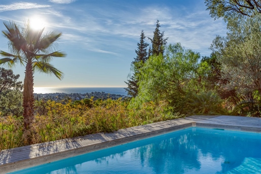 In een rustige en groene omgeving in la Croix-Valmer, villa met zeezicht op een perceel met restbu