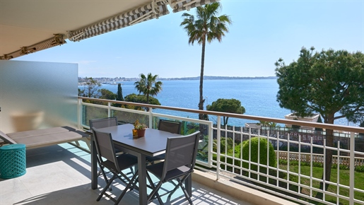 Diese Wohnung direkt am Meer in idealer Lage in der Nähe von Cannes wird Sie mit ihren hochwertigen