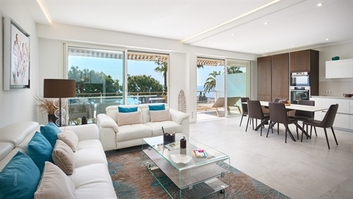 Diese Wohnung direkt am Meer in idealer Lage in der Nähe von Cannes wird Sie mit ihren hochwertigen