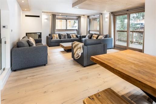 Located in the sought-after area of Courchevel La Tania, this 210 m2 chalet ski-in ski-out features