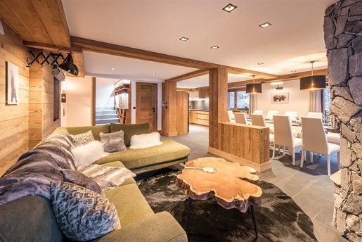 In the heart of the forest, at the bottom of the Meribel slopes, discover this exceptional 265 m2 ch