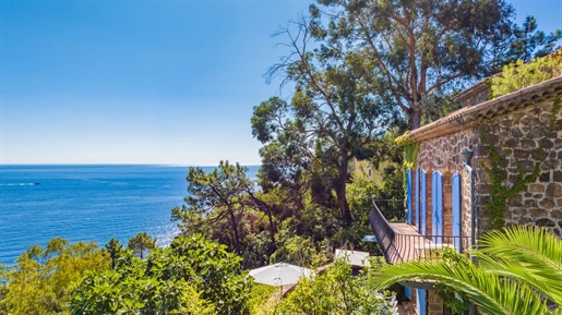 Superb location in the sought after area of Theoule-sur-Mer villa panoramic sea view. 

Ch