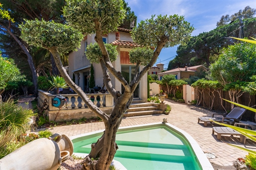 Exceptional villa in the heart of the port of Cavalaire with all its delights.

Ideally lo