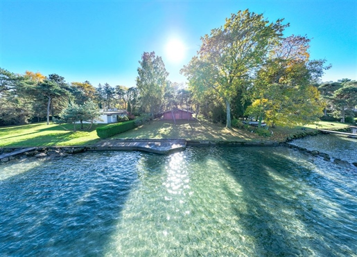 Magnificent waterfront property offering an exceptional living environment in the heart of the renow