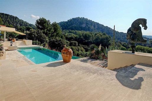 The property is located between the Mediterranean and the Verdon, on the border between the Middle a