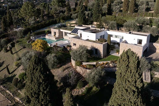 Situated in the heart of the Grasse countryside, in one of the best areas, this majestic contemporar