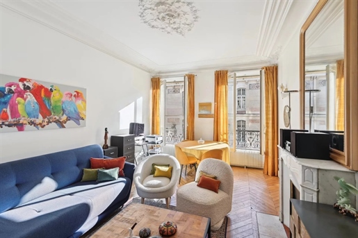 Located in a beautiful Haussmannian building, a bright and spacious family apartment of 77 m&sup2 on