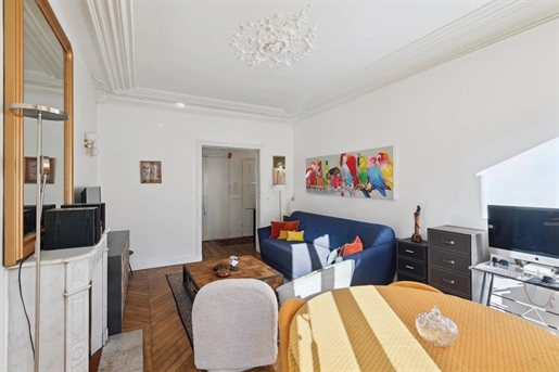 Located in a beautiful Haussmannian building, a bright and spacious family apartment of 77 m&sup2 on