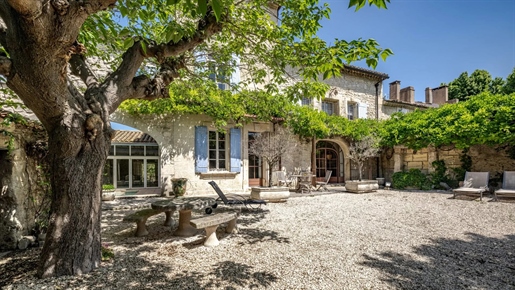 Im Herzen des charmanten Dorfes Fontvieille begrüßt Sie dieses hübsche, aus Stein erbaute Bauernhaus