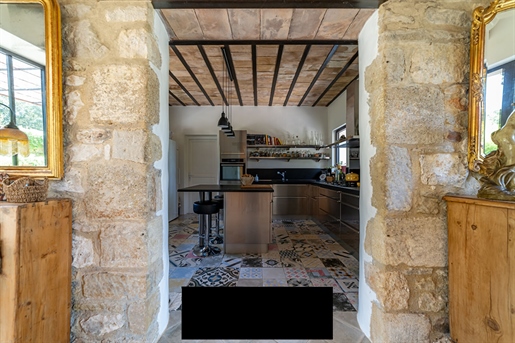 Old sheepfold of 288 m2 with preserved charm just 15 minutes from Uzes. 

Located in a sma