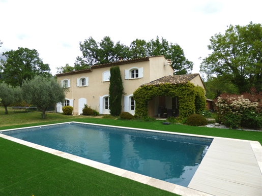 Situated in a quiet area, surrounded by olive trees, set on a 2500 m2 enclosed plot, the house has a