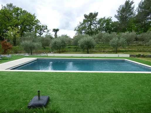 Situated in a quiet area, surrounded by olive trees, set on a 2500 m2 enclosed plot, the house has a