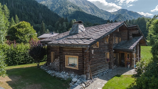 In a rural environment, this chalet, signed by the architect Mazza, offers beautiful volumes and the