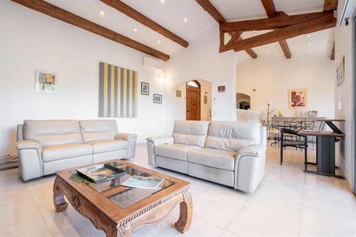 Agay: this large family villa, set in a private, secure estate, offers lovely sea views while being