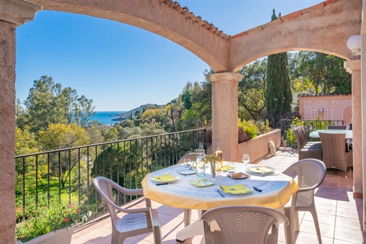 Agay: this large family villa, set in a private, secure estate, offers lovely sea views while being