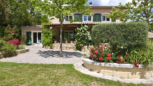 Looking for a Provencal country house with a guest house for sale near Flayosc? 

We prese