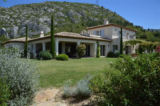 Just 20 minutes from Cassis, close to Marseille and Aix-en-Provence, on the edge of a natural area o