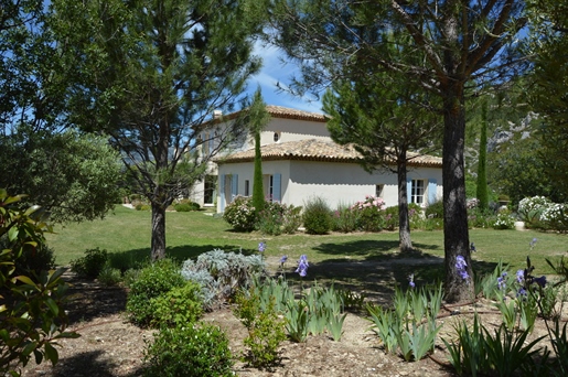 Just 20 minutes from Cassis, close to Marseille and Aix-en-Provence, on the edge of a natural area o