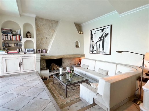 Villa provençale édifiée sur 3 niveaux bénéficiant d’une vue mer panoramique sur toute la baie de T
