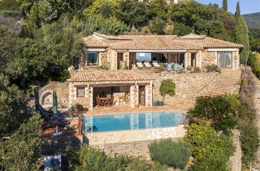 Characterful family property with swimming pool and exceptional sea view in Cavalaire.

Id