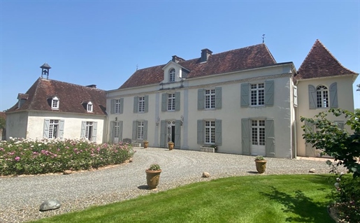 Dieses elegante und typisch französische Château ist ein außergewöhnlicher Fund in dieser Region. 

