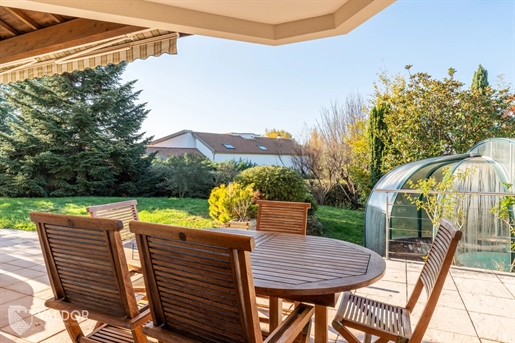 Elegant family residence with five bedrooms, ideally located in the Bois de Serres area.

