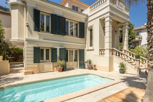 Deze karaktervolle villa ligt dicht bij het centrum van Nice en biedt 330 m2 woonoppervlak en is in