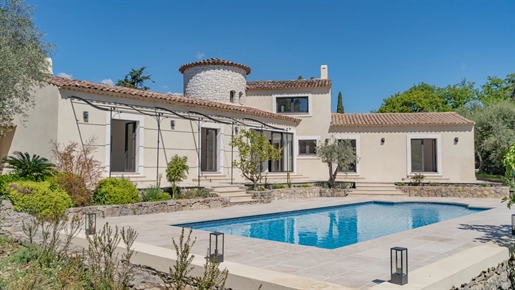 Beautiful villa in Opio, just a few minutes drive from the picturesque village of Valbonne.
