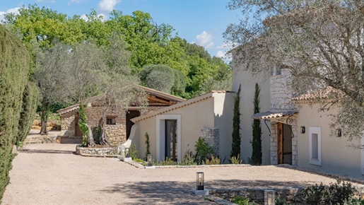 Beautiful villa in Opio, just a few minutes drive from the picturesque village of Valbonne.
