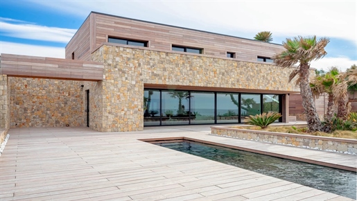 Exceptional contemporary villa, directly on the waterfront in Sanary-sur-Mer.

Very rare o